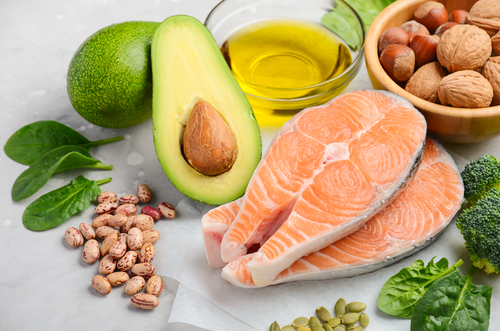 potraviny bohaté na proteiny i tuky - avokádo, ryby