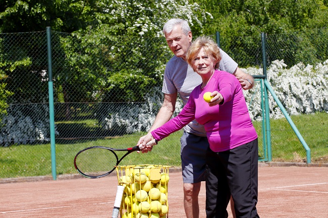 starší pár hraje tenis
